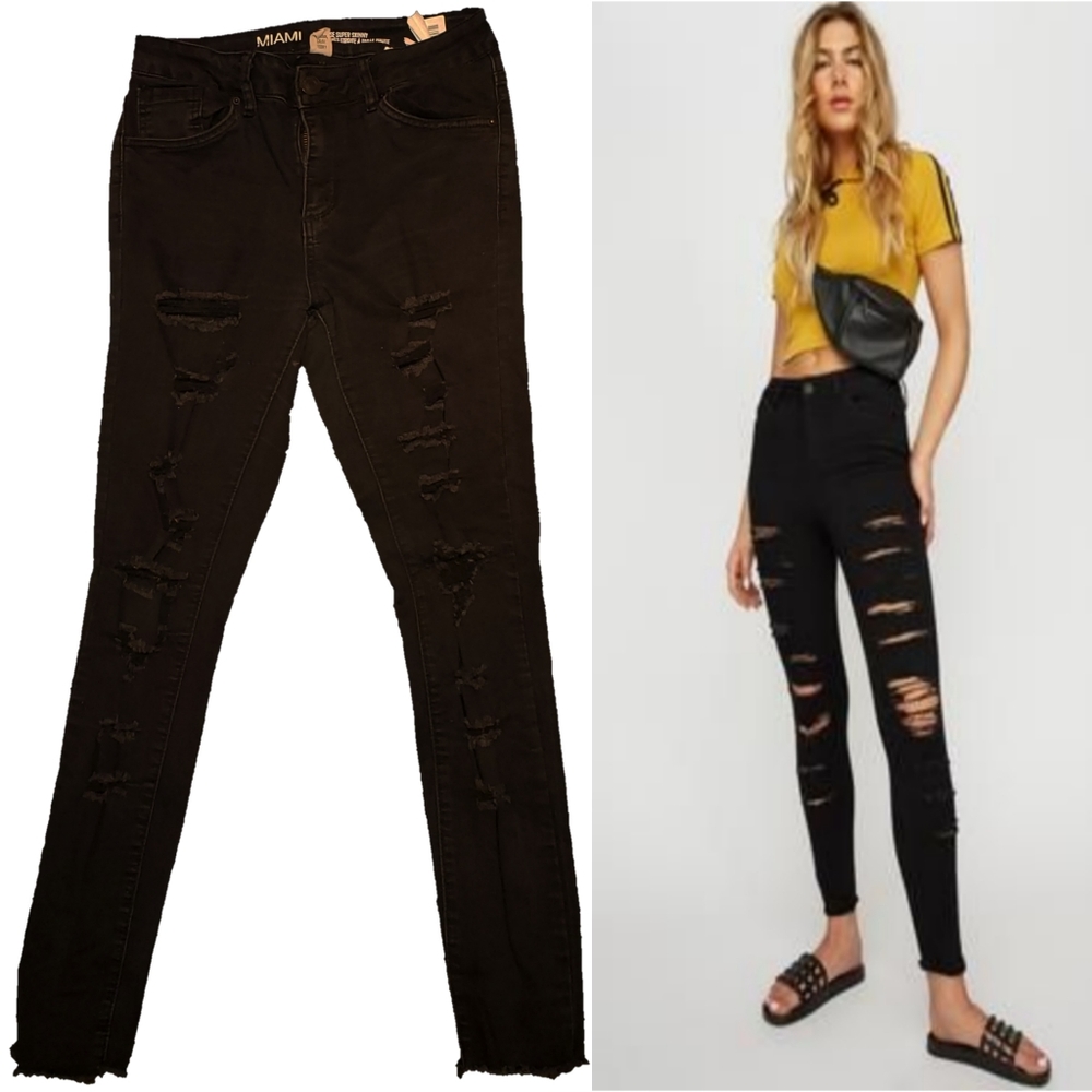✅ High-Rise Black distressed denim.